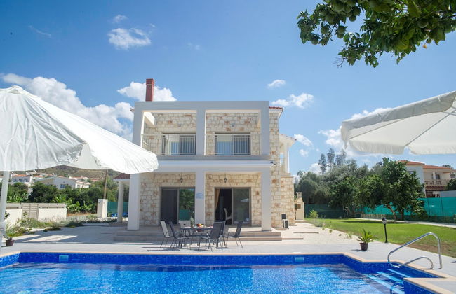 Stunning new Beach Front Villa,1st Line to the Beach, Large Pool, Wonderful Area - Foto 31