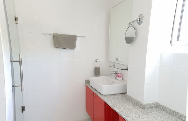 Beachside 3-bedroom Townhouse w Private Pool at 70 Meters From Beach - Photo 9