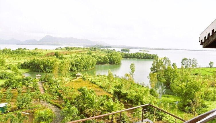 Photo 1 - Stunning Views Rooftop Pool Lakefront Home