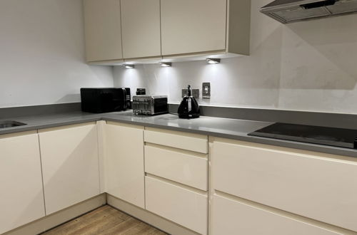 Photo 28 - STUNNING 2 BED APARTMENT WITH PARKING
