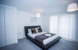 Photo 2 - STUNNING 2 BED APARTMENT WITH PARKING