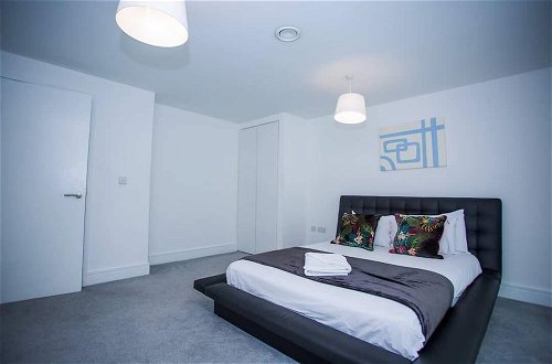 Photo 3 - STUNNING 2 BED APARTMENT WITH PARKING