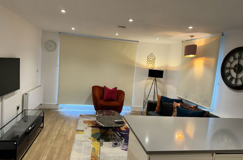 Photo 33 - STUNNING 2 BED APARTMENT WITH PARKING