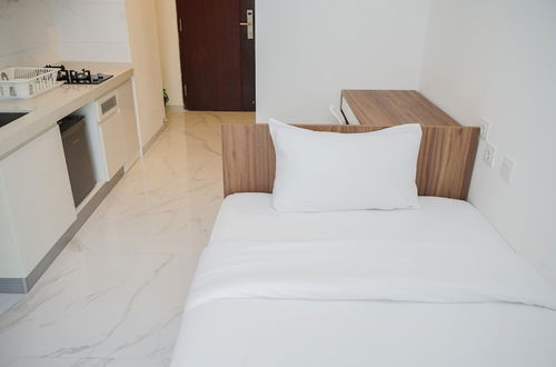 Photo 1 - Nice And Elegant Studio Apartment At Sky House Bsd Near Aeon Mall