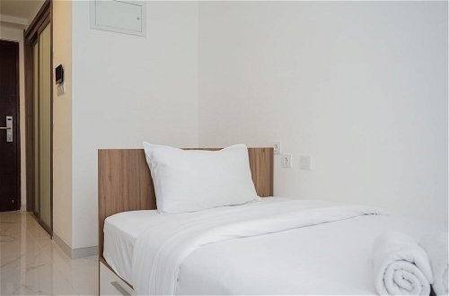 Photo 1 - Nice And Comfort Studio Room At Sky House Bsd Apartment