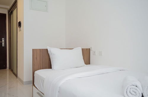 Photo 1 - Nice And Comfort Studio Room At Sky House Bsd Apartment