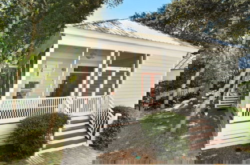 Photo 25 - 30A Grayt'n Greatful by Avantstay Charming Home+cottage, Walk to Western Lake