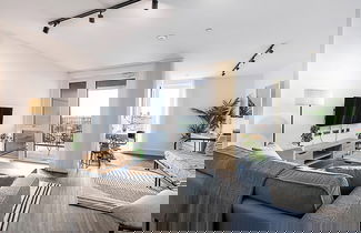 Foto 2 - Sky-high Apartment With Modern Decor