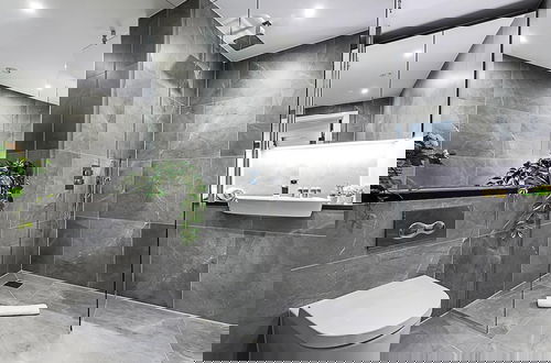 Foto 10 - Sky-high Apartment With Modern Decor