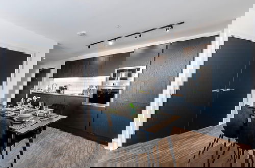 Foto 8 - Sky-high Apartment With Modern Decor