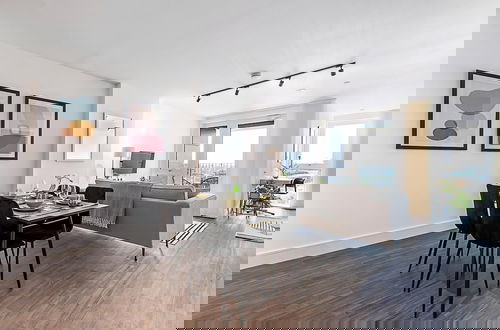 Foto 3 - Sky-high Apartment With Modern Decor