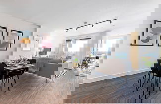 Foto 3 - Sky-high Apartment With Modern Decor