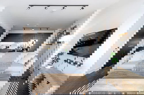 Foto 5 - Sky-high Apartment With Modern Decor