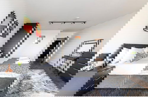 Foto 19 - Sky-high Apartment With Modern Decor