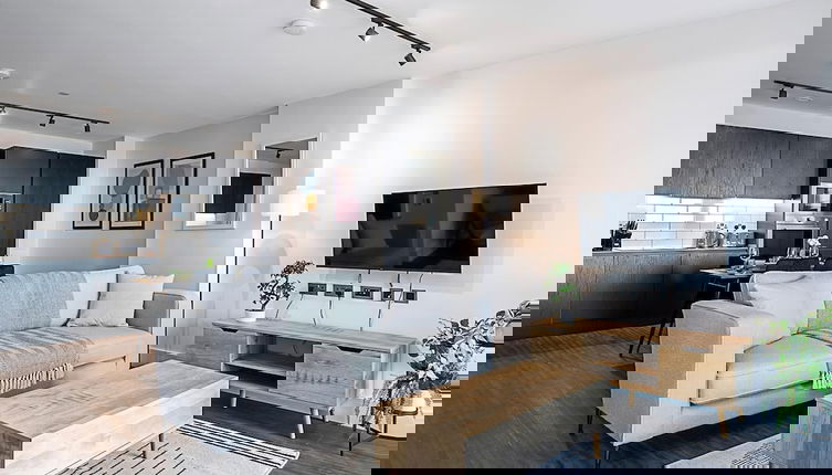 Foto 1 - Sky-high Apartment With Modern Decor