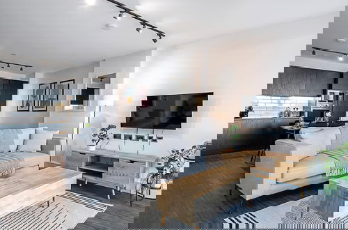 Foto 1 - Sky-high Apartment With Modern Decor