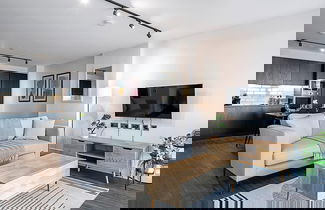 Foto 1 - Sky-high Apartment With Modern Decor