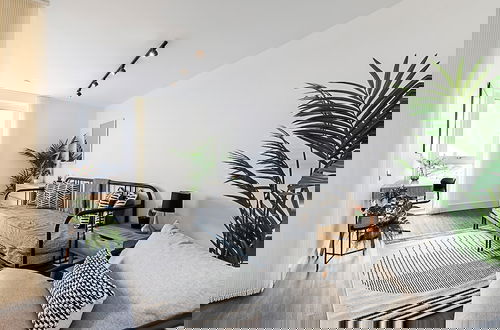 Foto 6 - Sky-high Apartment With Modern Decor