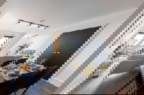 Foto 7 - Sky-high Apartment With Modern Decor