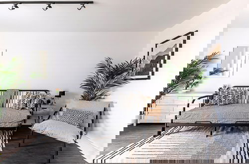 Foto 9 - Sky-high Apartment With Modern Decor
