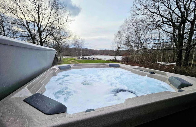 Waterside Haven by Avantstay Lakefront, Hot Tub, Game Room, Fire Pit - Photo 41