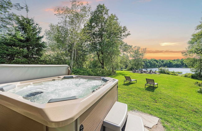 Waterside Haven by Avantstay Lakefront, Hot Tub, Game Room, Fire Pit - Photo 1