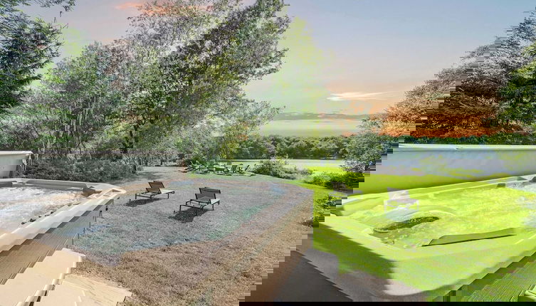 Foto 1 - Waterside Haven by Avantstay Lakefront, Hot Tub, Game Room, Fire Pit