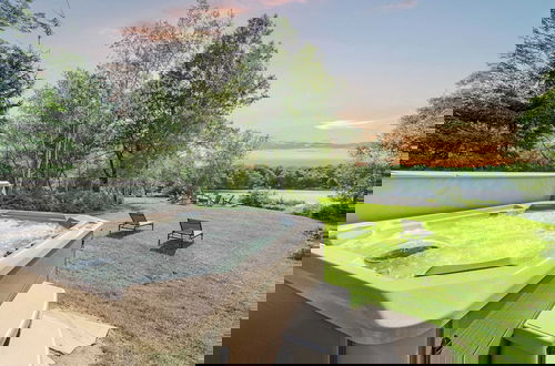 Foto 1 - Waterside Haven by Avantstay Lakefront, Hot Tub, Game Room, Fire Pit
