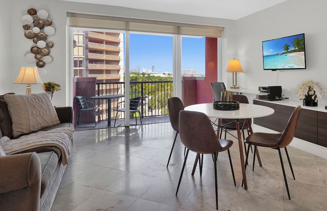 Modern Bay View with Free Parking - Photo 1