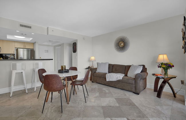 Modern Bay View with Free Parking - Photo 7