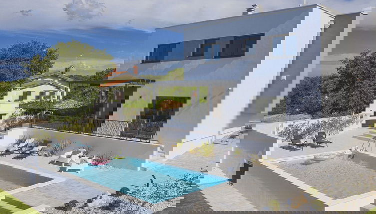 Foto 1 - Modern Villa With Private Swimming Pool