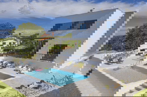 Foto 1 - Modern Villa With Private Swimming Pool