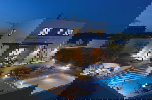 Foto 11 - Modern Villa With Private Swimming Pool