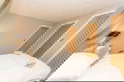 Photo 11 - The Sweet Mews - Big & Bright 4bdr Mews Home in Ideal Location