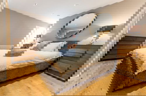 Photo 2 - The Sweet Mews - Big & Bright 4bdr Mews Home in Ideal Location