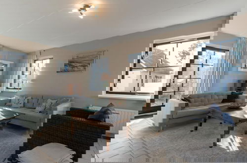 Foto 56 - Beautifully Situated Luxury Villa on the Water