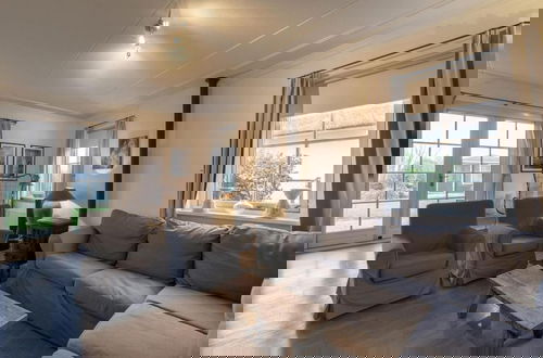 Foto 51 - Beautifully Situated Luxury Villa on the Water