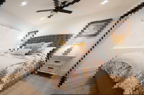Foto 8 - Coming Mid-April 2023! Beautifully upgraded two-story home with backyard oasis