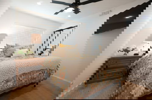 Foto 12 - Coming Mid-April 2023! Beautifully upgraded two-story home with backyard oasis