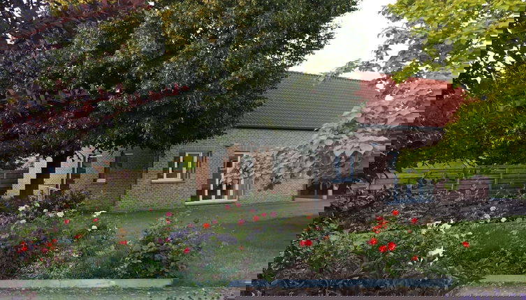 Foto 1 - Charming Holiday Home in Bassenge With Garage