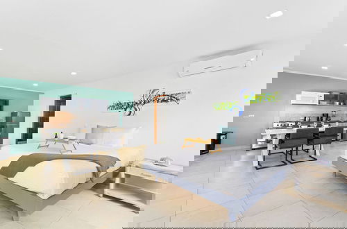 Foto 6 - Brand NEW Central Modern Ground Studio With Pool