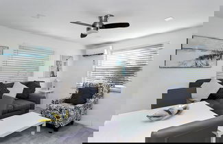 Foto 1 - ULTRA Spacious apt Steps From the Beach
