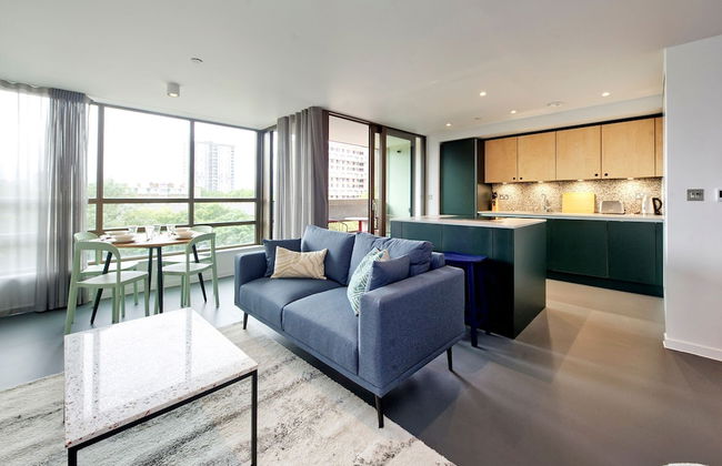 Deluxe Two-bedroom Flat in Bustling East London - Photo 1