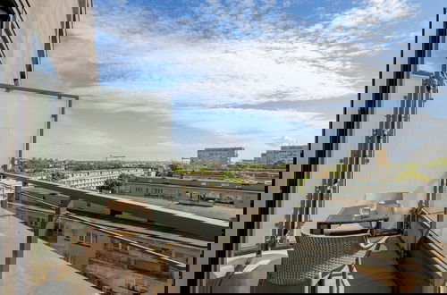 Foto 14 - Modern Studio Hanza Tower by Renters