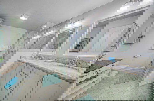 Foto 16 - Reel Life Dreams by Avantstay Pool + Near Beach!
