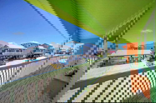 Foto 34 - Reel Life Dreams by Avantstay Pool + Near Beach!