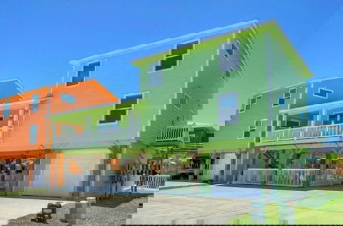 Foto 37 - Reel Life Dreams by Avantstay Pool + Near Beach!