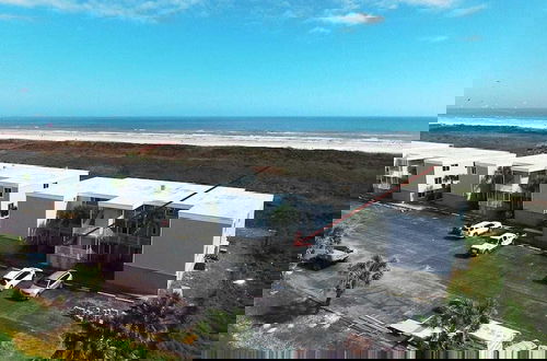 Foto 11 - Beachfront, Patio w/ Dune View, 2 Pools, Pickleball Cravin Waves by Avantstay