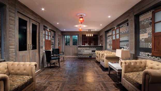 Lobby lounge