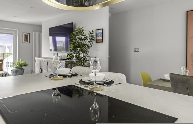 Sunset Townhouse With Free Parking - Photo 23